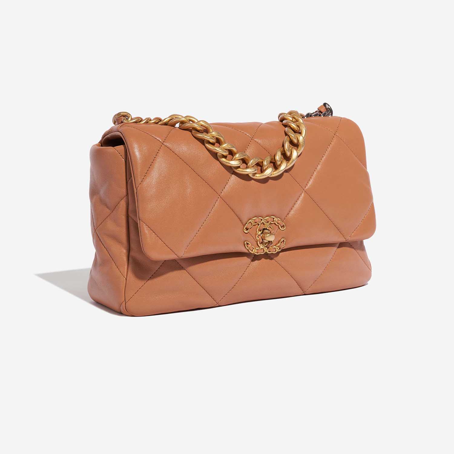 Pre-owned Chanel Tasche 19 Large Flap Bag Lammleder Camel Brown Side Front | Verkaufen Sie Ihre Designer-Tasche auf Saclab.com