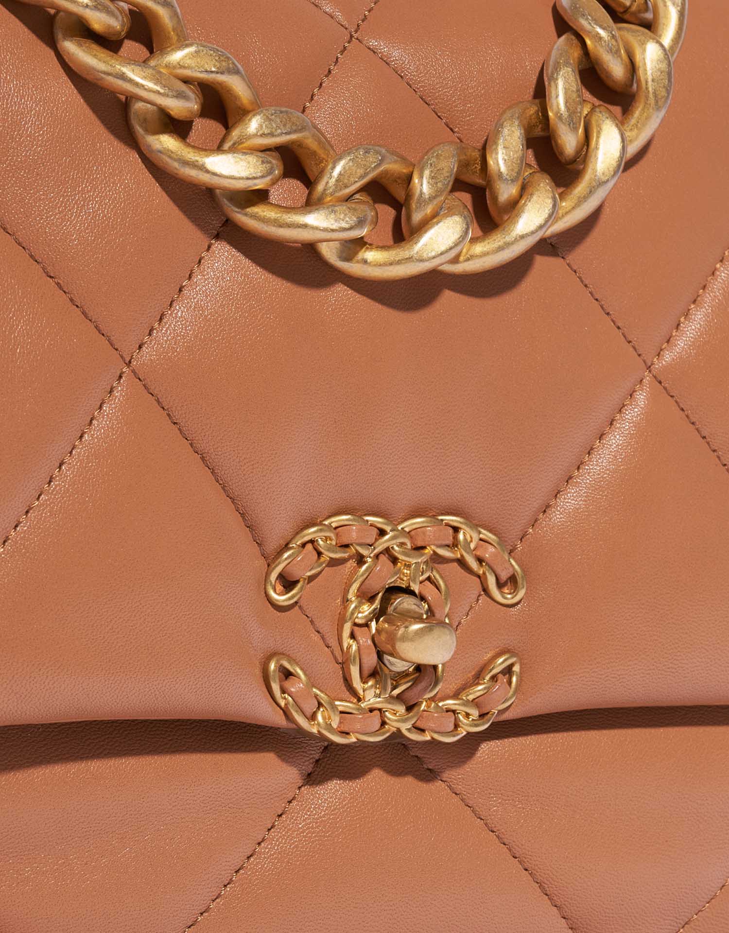 Pre-owned Chanel Tasche 19 Large Flap Bag Lammleder Camel Brown Closing System | Verkaufen Sie Ihre Designer-Tasche auf Saclab.com