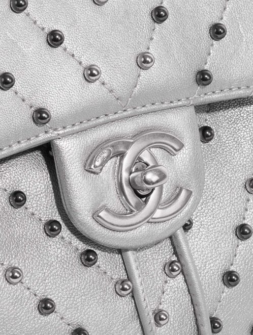 Gebrauchte Chanel Tasche Timeless Rucksack Kalbsleder Silber Silber Verschluss-System | Verkaufen Sie Ihre Designer-Tasche auf Saclab.com
