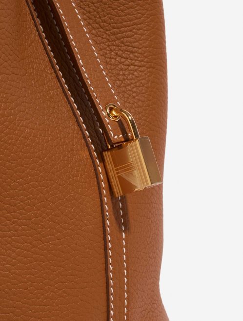 Pre-owned Hermès bag Picotin 18 Taurillon Clemence Gold Brown Closing System | Sell your designer bag on Saclab.com