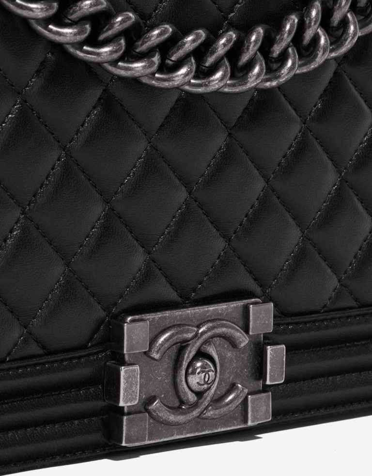 Pre-owned Chanel bag Boy New Medium Lamb Black Black Closing System | Sell your designer bag on Saclab.com