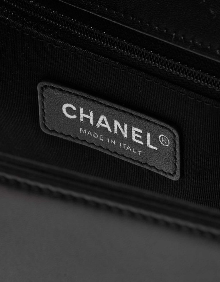 Pre-owned Chanel bag Boy New Medium Lamb Black Black Logo | Sell your designer bag on Saclab.com