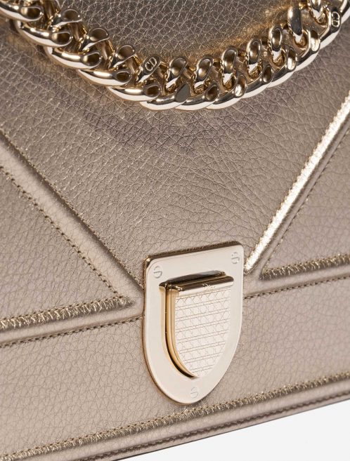 Gebrauchte Dior Tasche Diorama Medium Kalbsleder Pale Gold Gold Closing System | Verkaufen Sie Ihre Designer-Tasche auf Saclab.com