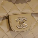 Pre-owned Chanel bag Timeless Maxi Patent Leather Beige Beige Closing System | Sell your designer bag on Saclab.com