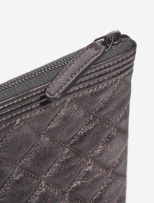 Pre-owned Chanel bag Boy Clutch Lamb Grey Metallic Grey Closing System | Sell your designer bag on Saclab.com