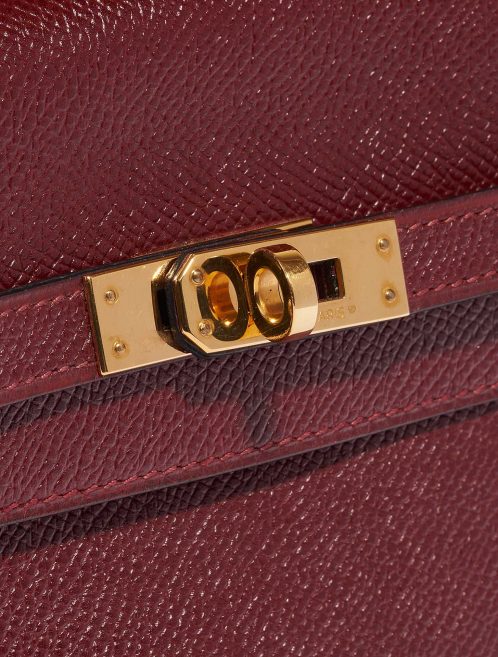 Pre-owned Hermès bag Kelly Pochette Courchevel Bordeaux / Gold Brown, Red Closing System | Sell your designer bag on Saclab.com