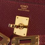 Pre-owned Hermès bag Kelly Pochette Courchevel Bordeaux / Gold Brown, Red Logo | Sell your designer bag on Saclab.com