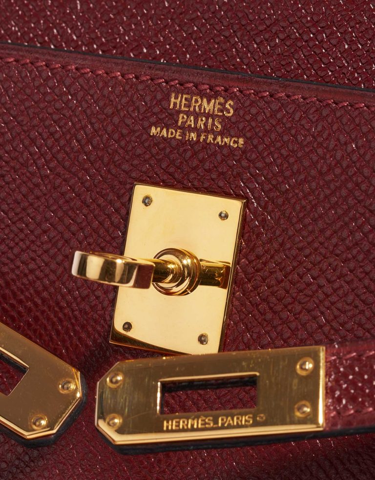 Pre-owned Hermès bag Kelly Pochette Courchevel Bordeaux / Gold Brown, Red Logo | Sell your designer bag on Saclab.com