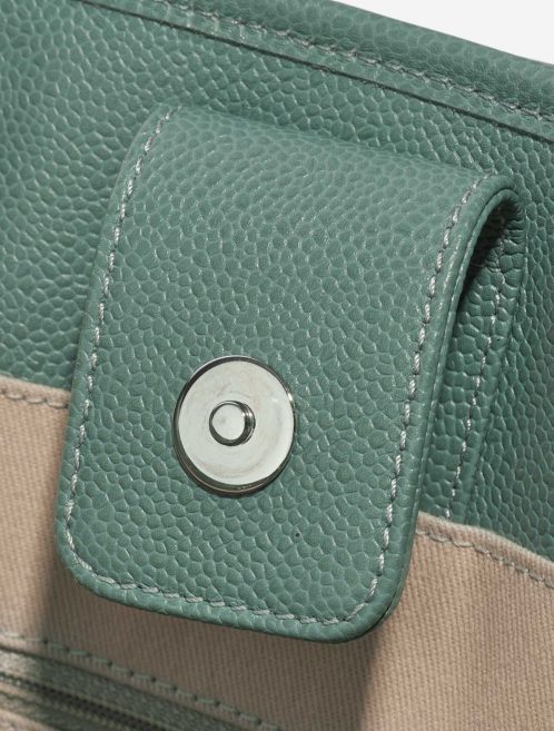Gebrauchte Chanel Tasche Deauville Medium Kalbsleder Hellgrün Grün Verschluss-System | Verkaufen Sie Ihre Designer-Tasche auf Saclab.com
