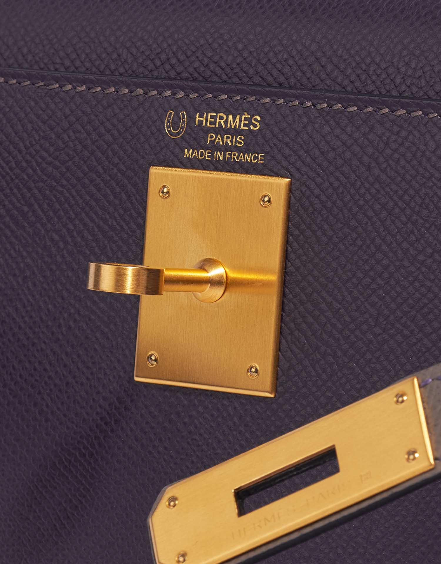 Gebrauchte Hermès Tasche Kelly HSS 28 Epsom Raisin / Gris Etain Grey Logo | Verkaufen Sie Ihre Designer-Tasche auf Saclab.com