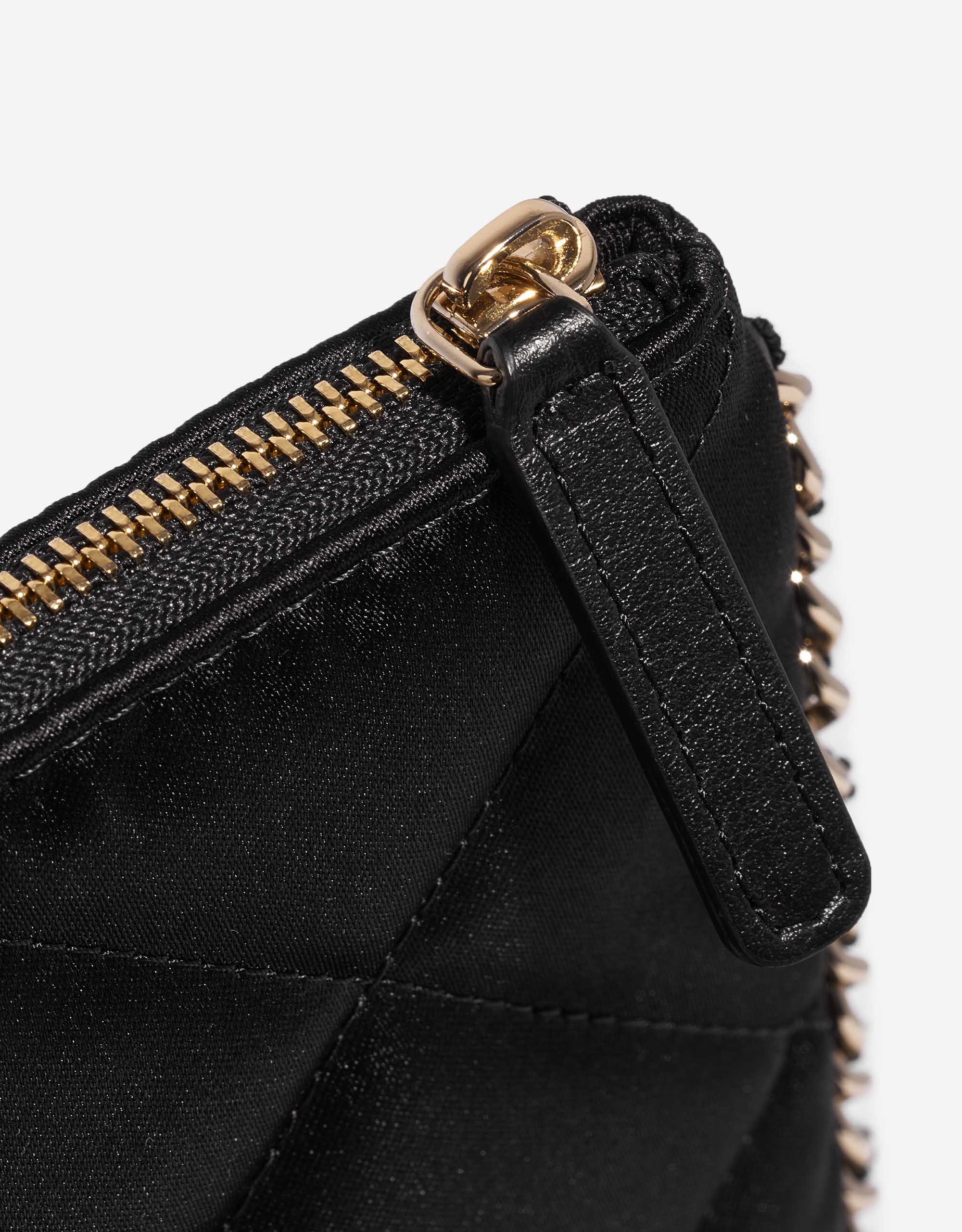 Sac Chanel d'occasion Classique Pochette Soie Noir Noir Système de fermeture | Vendez votre sac de créateur sur Saclab.com