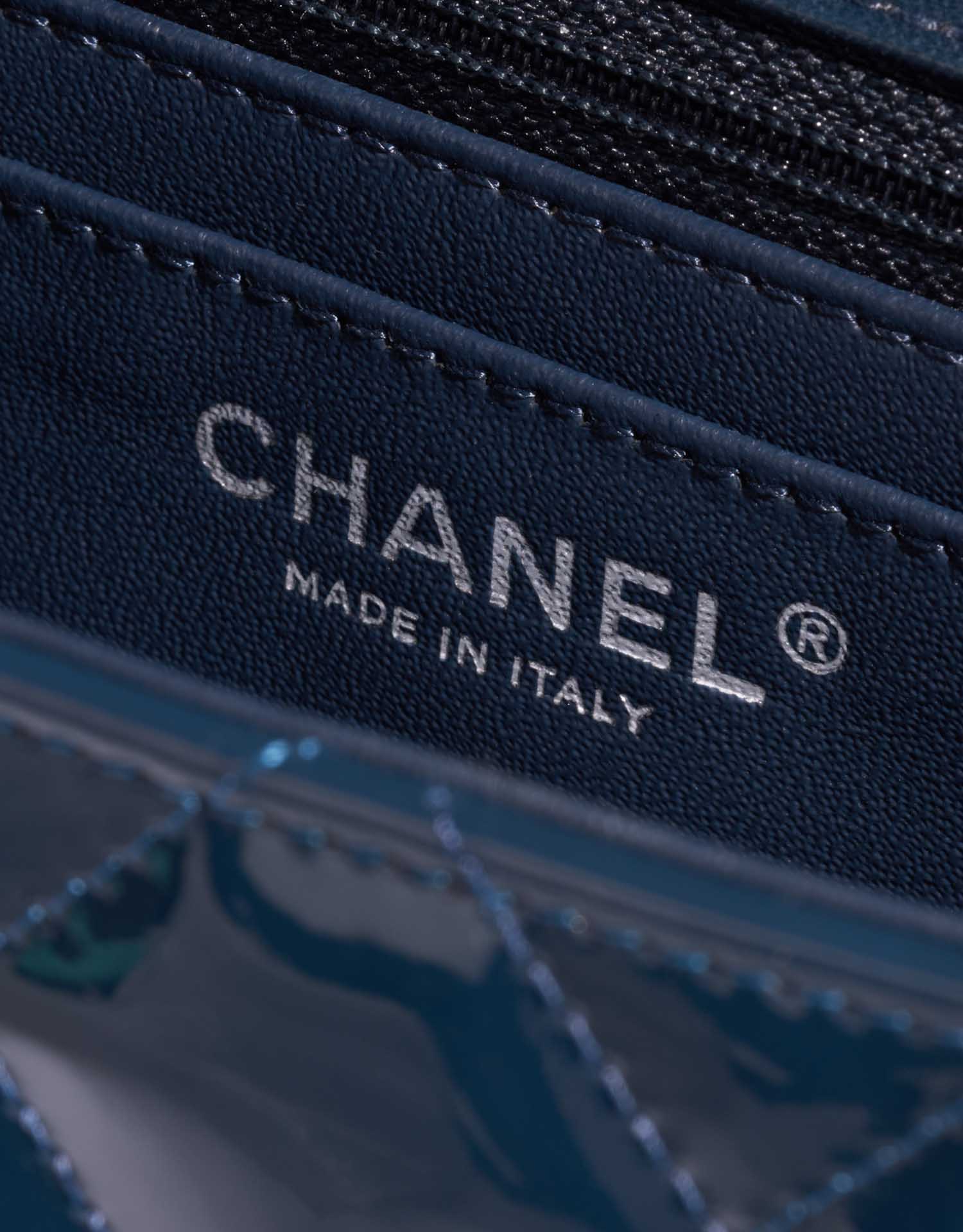 Sac Chanel d'occasion Classique Maxi Cuir verni Bleu Marine Logo | Vendez votre sac de créateur sur Saclab.com