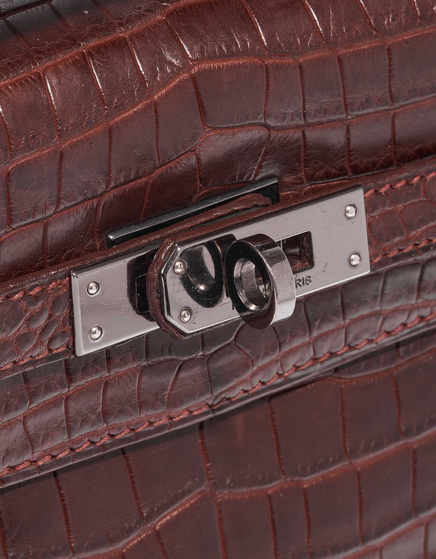 Pre-owned Hermès bag Kelly Pochette Alligator Bourgogne Red Closing System | Sell your designer bag on Saclab.com