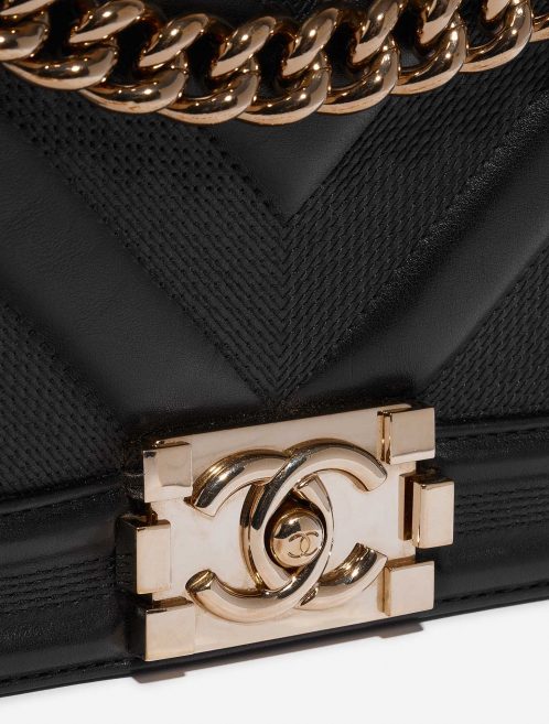 Pre-owned Chanel bag Boy New Medium Calfskin Black Black Closing System | Sell your designer bag on Saclab.com