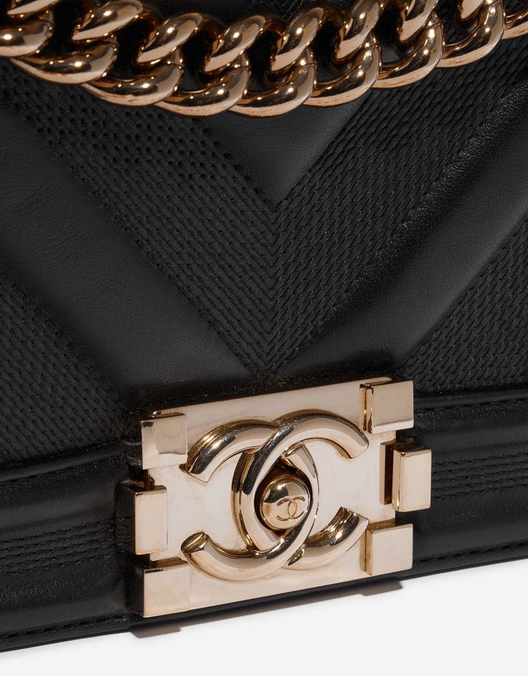 Pre-owned Chanel bag Boy New Medium Calfskin Black Black Closing System | Sell your designer bag on Saclab.com