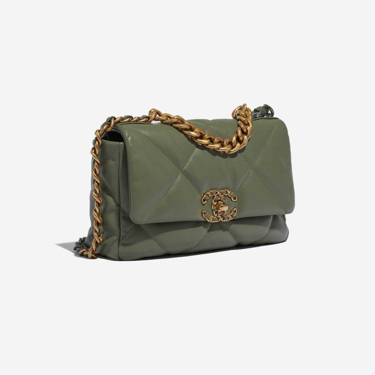 Pre-owned Chanel Tasche 19 Flap Bag Lammleder  Green Green Side Front | Verkaufen Sie Ihre Designer-Tasche auf Saclab.com