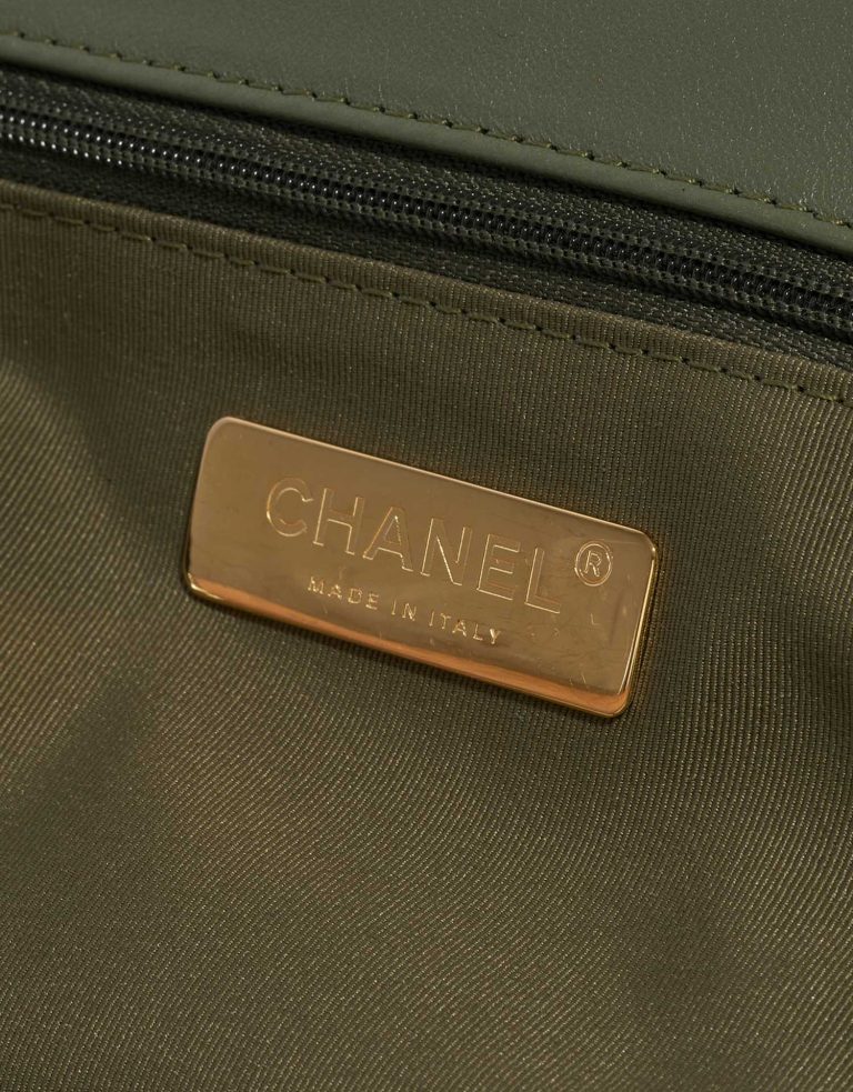 Pre-owned Chanel Tasche 19 Flap Bag Lammleder  Grün Grünes Logo | Verkaufen Sie Ihre Designer-Tasche auf Saclab.com