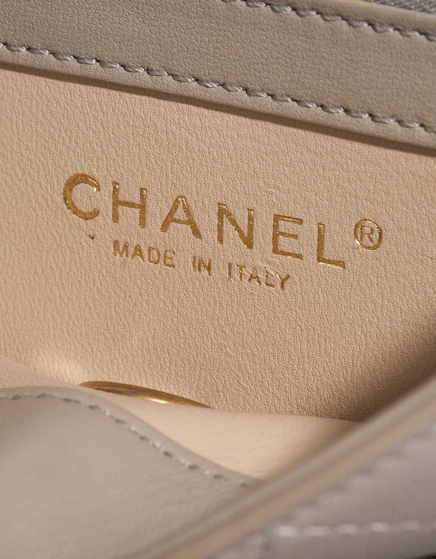 Pre-owned Chanel Tasche Timeless Chain Handle Lammleder Grau Grau Logo | Verkaufen Sie Ihre Designer-Tasche auf Saclab.com