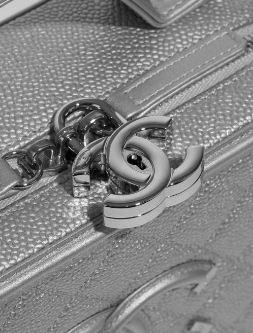 Pre-owned Chanel bag Vanity Case Medium Caviar Silver Silver Closing System | Sell your designer bag on Saclab.com