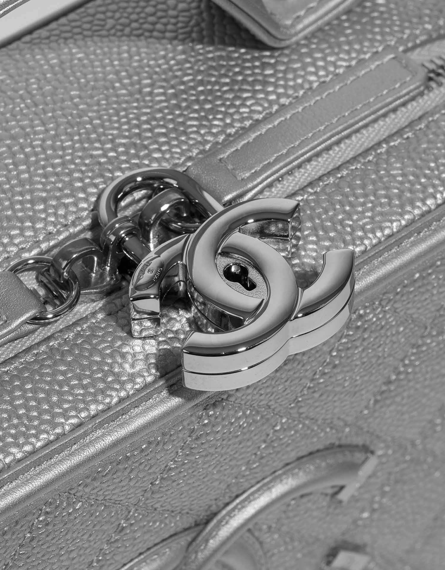 Gebrauchte Chanel Tasche Vanity Case Medium Caviar-Leder Silber Silber Verschluss-System | Verkaufen Sie Ihre Designer-Tasche auf Saclab.com
