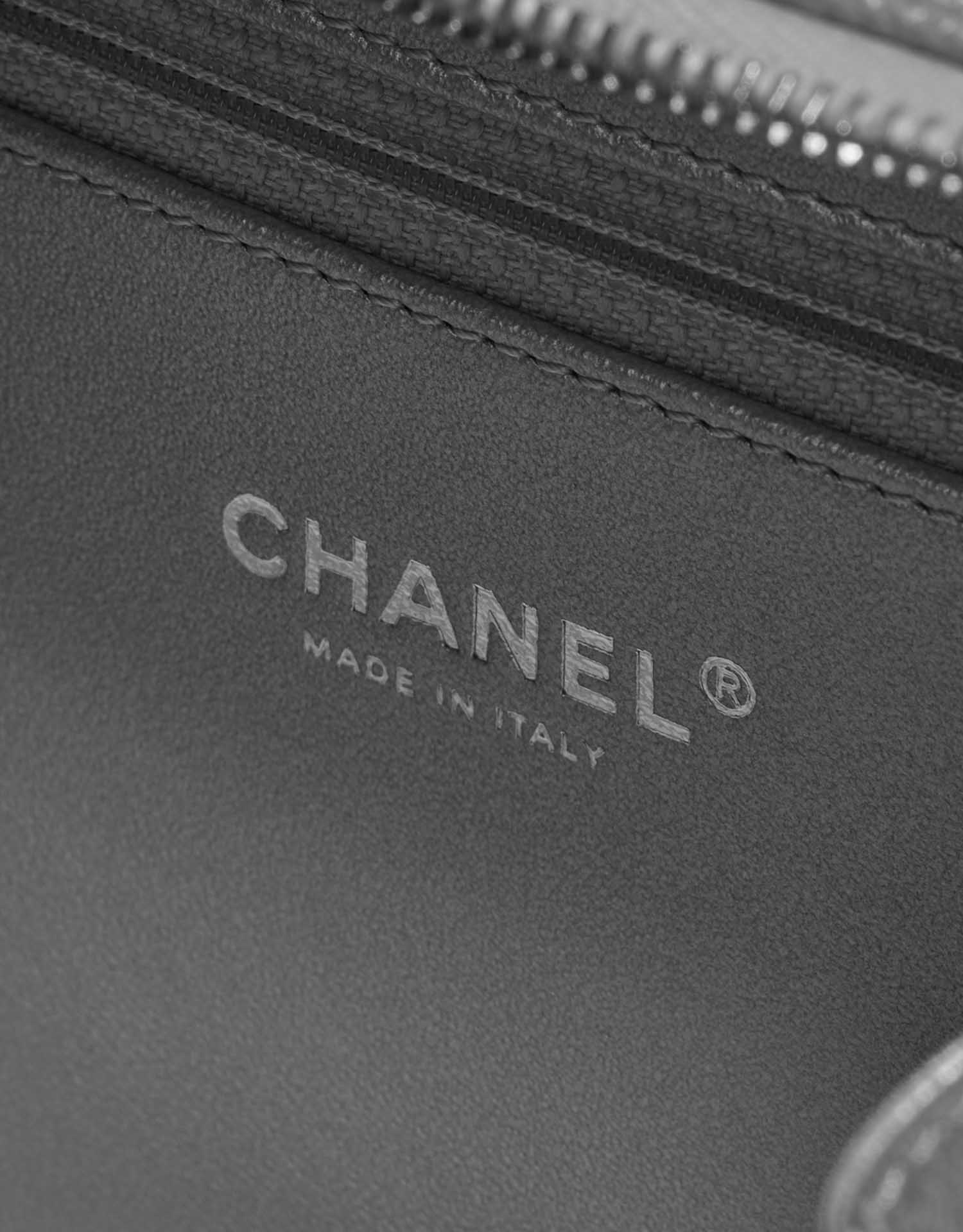Pre-owned Chanel Tasche Vanity Case Medium Caviar-Leder Silber Silber Logo | Verkaufen Sie Ihre Designer-Tasche auf Saclab.com