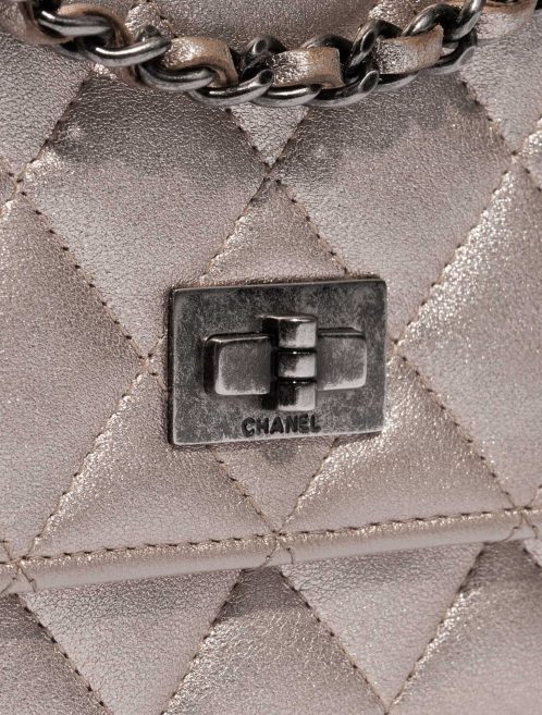 Pre-owned Chanel bag 2.55 Reissue WOC Lamb Gold Gold Closing System | Sell your designer bag on Saclab.com