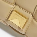 Pre-owned Bottega Veneta bag Cassette Calf Porridge Beige Closing System | Sell your designer bag on Saclab.com