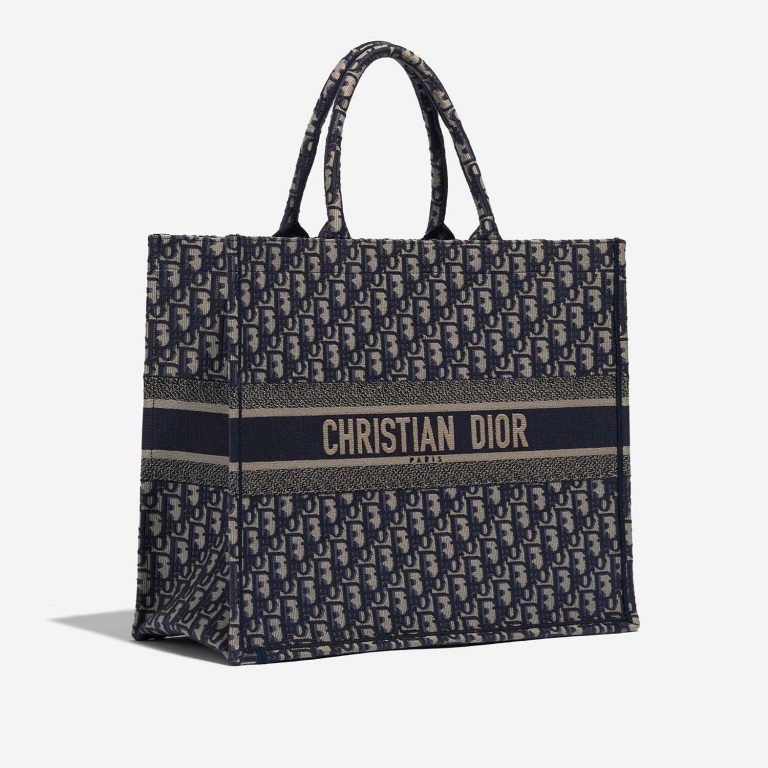 Gebrauchte Dior Tasche Book Tote Large Canvas Blau / Weiß Blau, weiße Seitenfront | Verkaufen Sie Ihre Designertasche auf Saclab.com