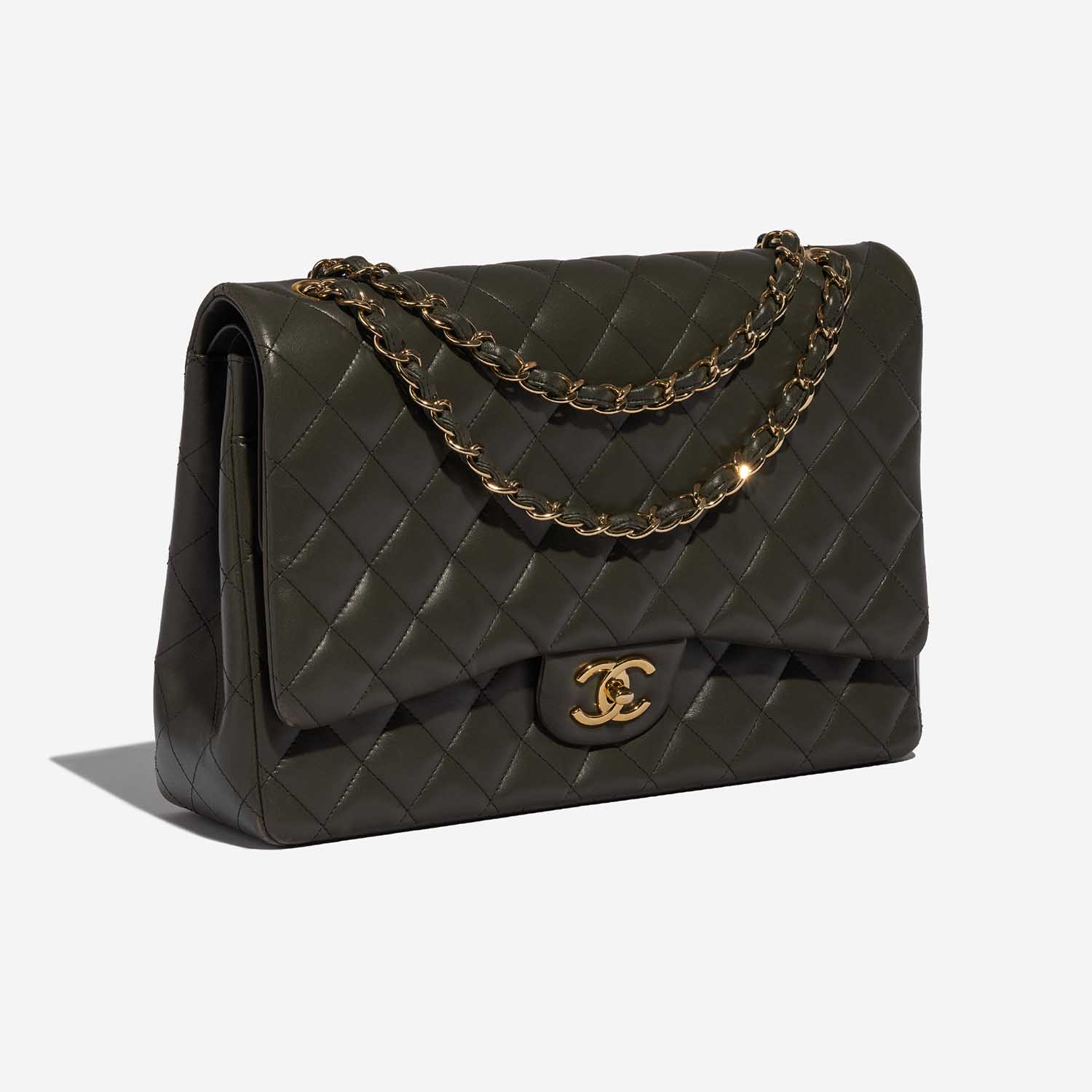 Pre-owned Chanel Tasche Timeless Maxi Lammleder Khaki Grün Side Front | Verkaufen Sie Ihre Designer-Tasche auf Saclab.com
