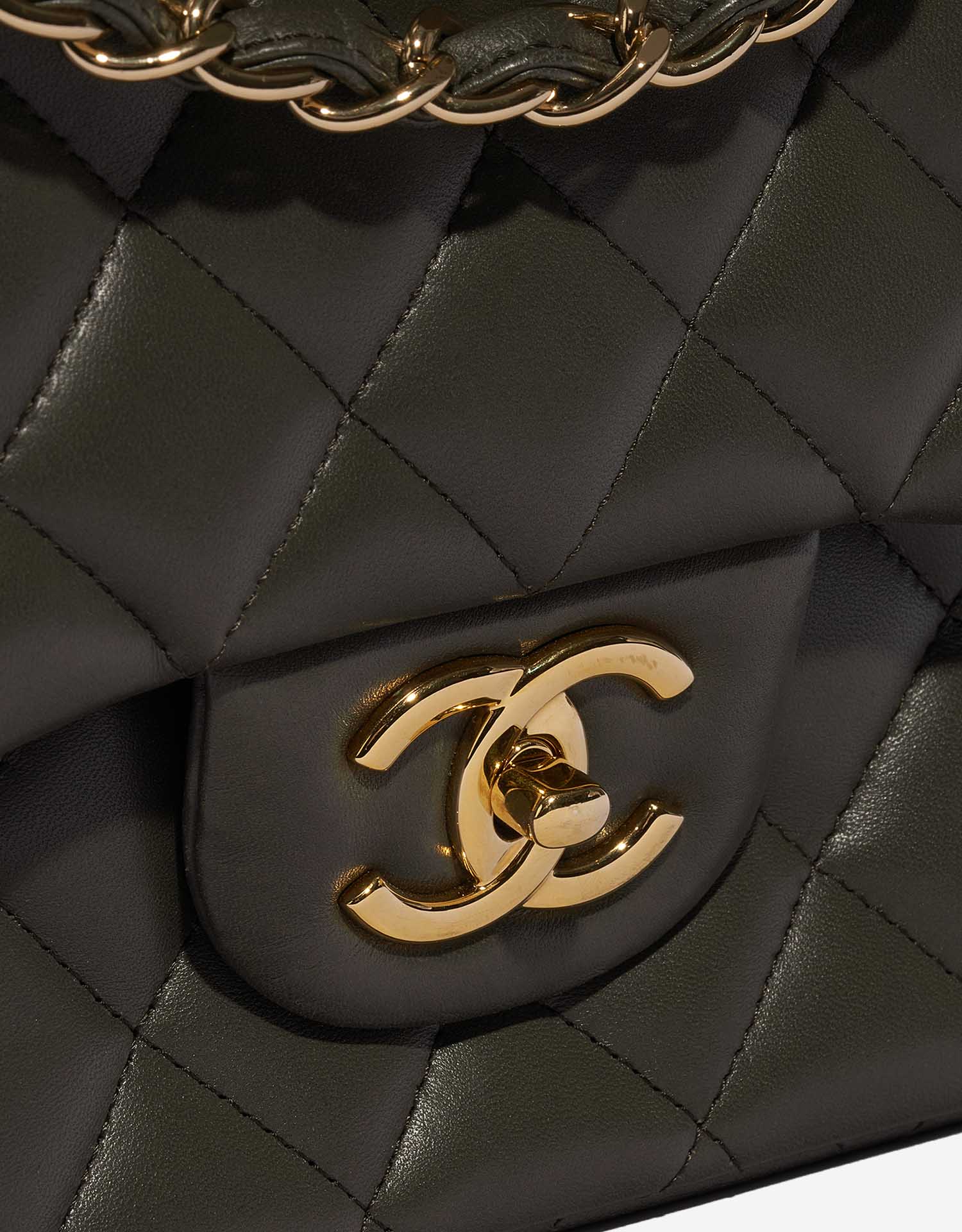 Sac Chanel d'occasion Timeless Maxi Agneau Kaki Vert Système de fermeture | Vendez votre sac de créateur sur Saclab.com