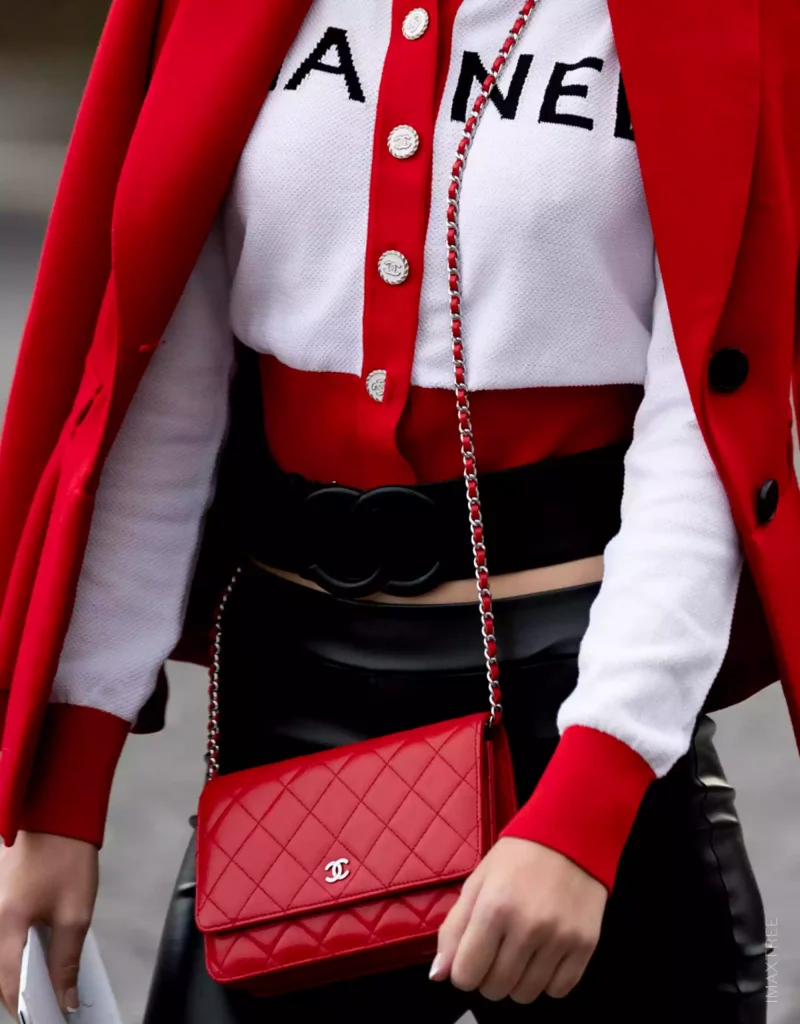 Portefeuille Chanel rouge sur chaîne