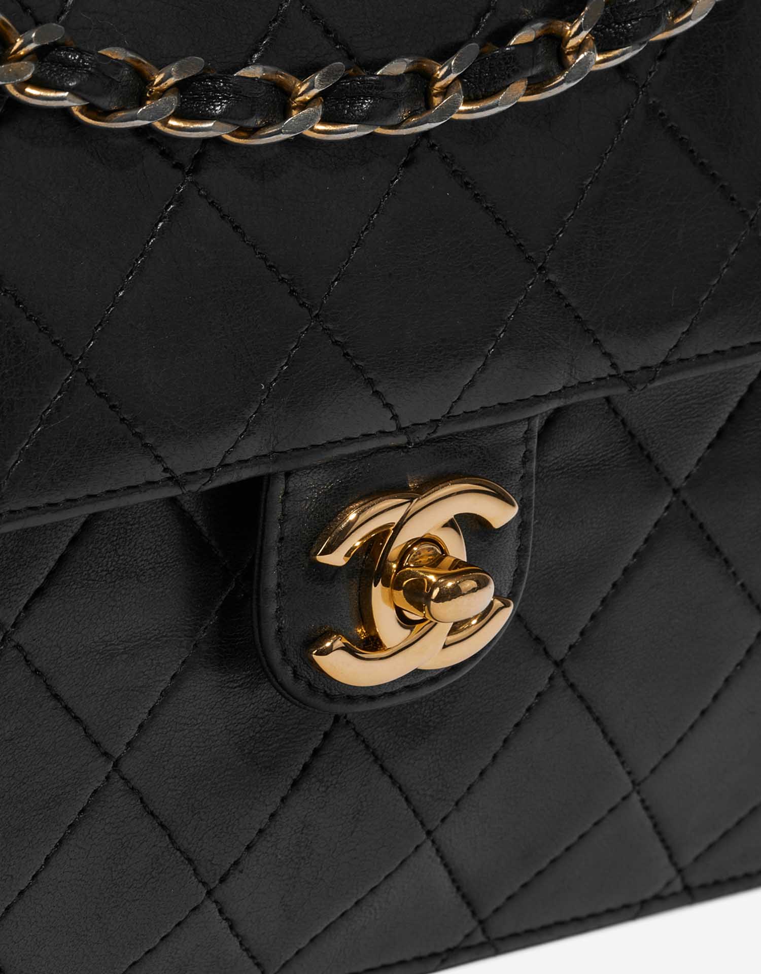 Pre-owned Chanel bag Vintage Timeless Medium Lamb Black Black Closing System | Sell your designer bag on Saclab.com