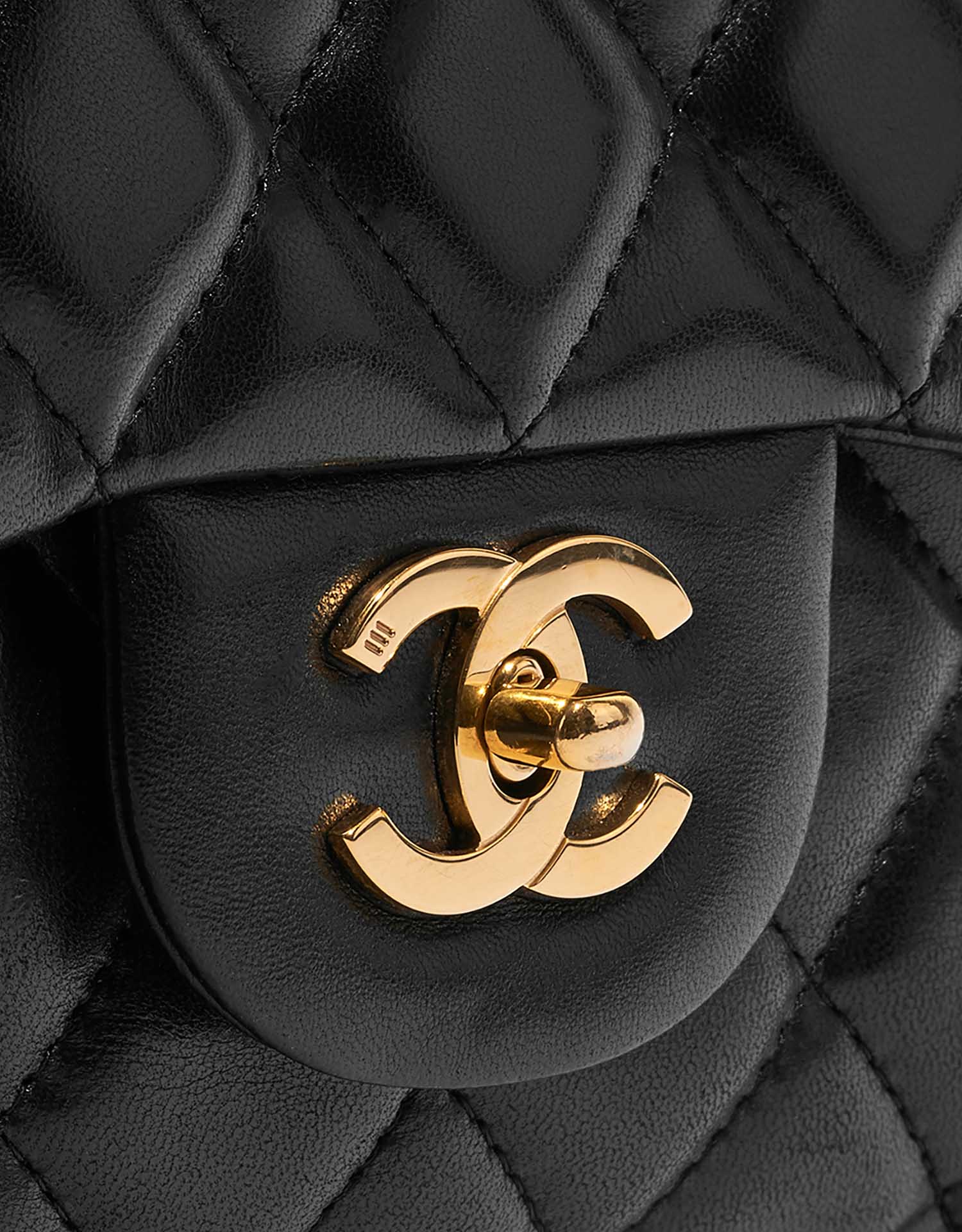 Pre-owned Chanel bag Timeless Jumbo Lamb Black Black Closing System | Sell your designer bag on Saclab.com