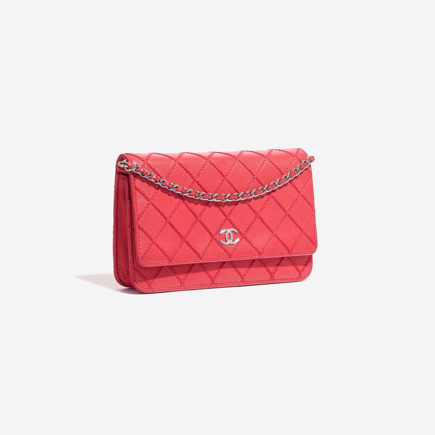 Pre-owned Chanel bag Timeless WOC Lamb Red Red Side Front | Sell your designer bag on Saclab.com