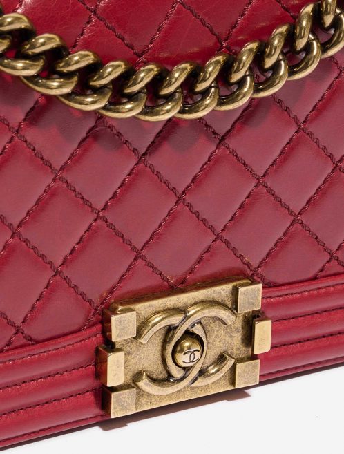 Pre-owned Chanel bag Boy Old Medium Lamb Red Red Closing System | Sell your designer bag on Saclab.com