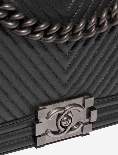 Pre-owned Chanel bag Boy Old Medium Lamb Dark Grey Grey Closing System | Sell your designer bag on Saclab.com