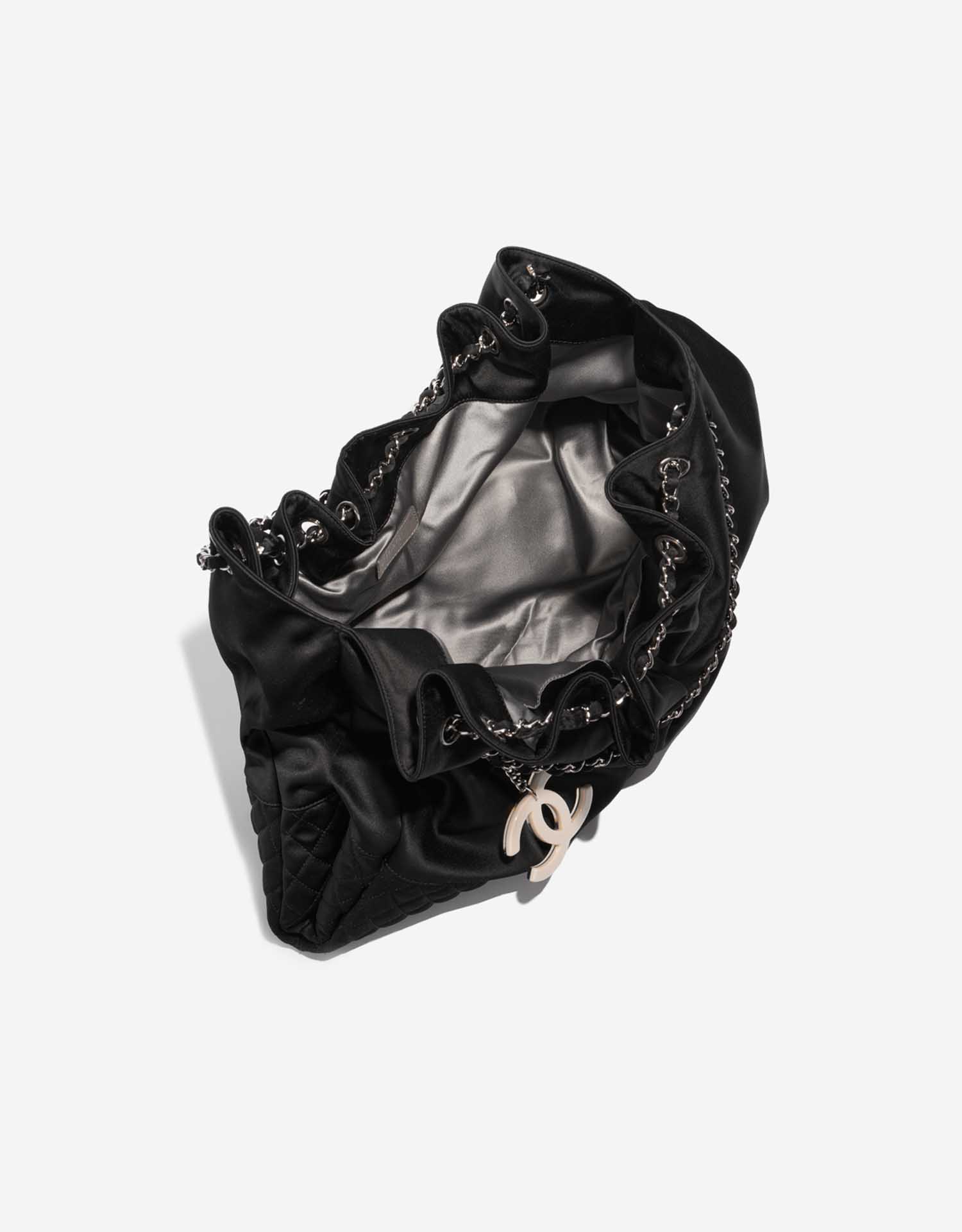 Pre-owned Chanel bag Drawstring Large Satin Black Black Inside | Sell your designer bag on Saclab.com