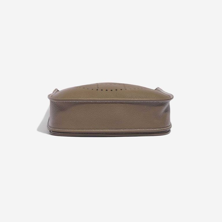 Pre-owned Hermès bag Evelyne 29 Taurillon Clemence Etoupe Beige Bottom | Sell your designer bag on Saclab.com