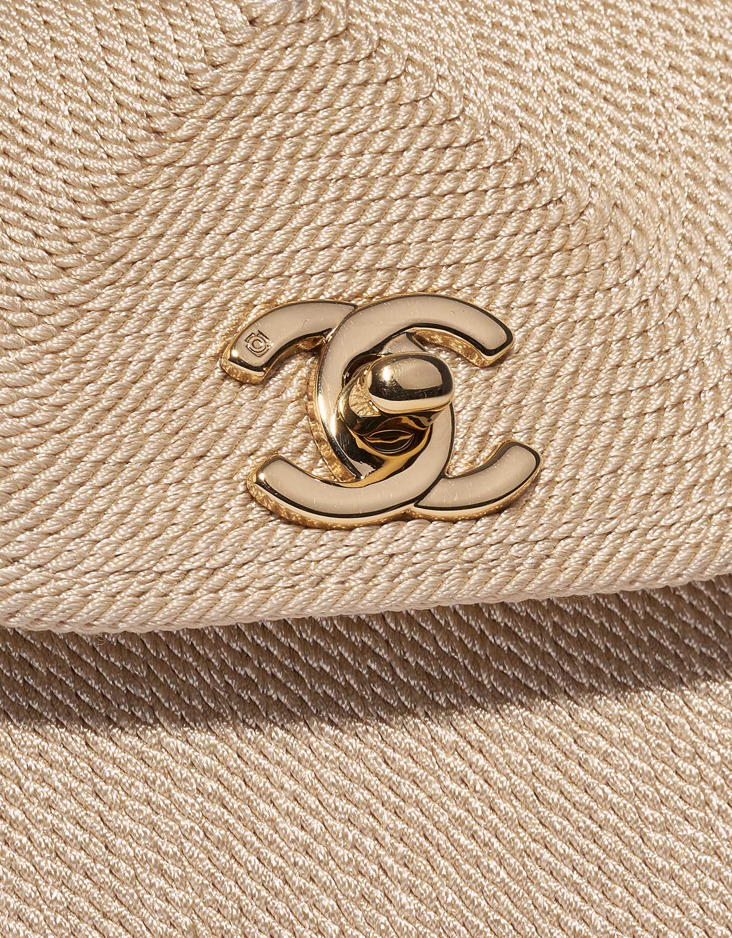 Pre-owned Chanel bag Timeless Handle Medium Silk Beige Beige Closing System | Sell your designer bag on Saclab.com