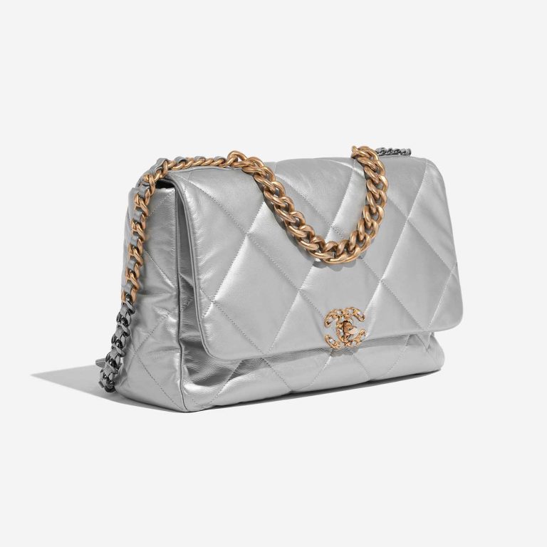 Sac Chanel d'occasion 19 Maxi Lamb Silver Silver Side Front | Vendez votre sac de créateur sur Saclab.com