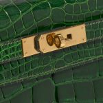 Pre-owned Hermès bag Kelly 28 Alligator Mississippiensis Vert Emeralde Green Closing System | Sell your designer bag on Saclab.com