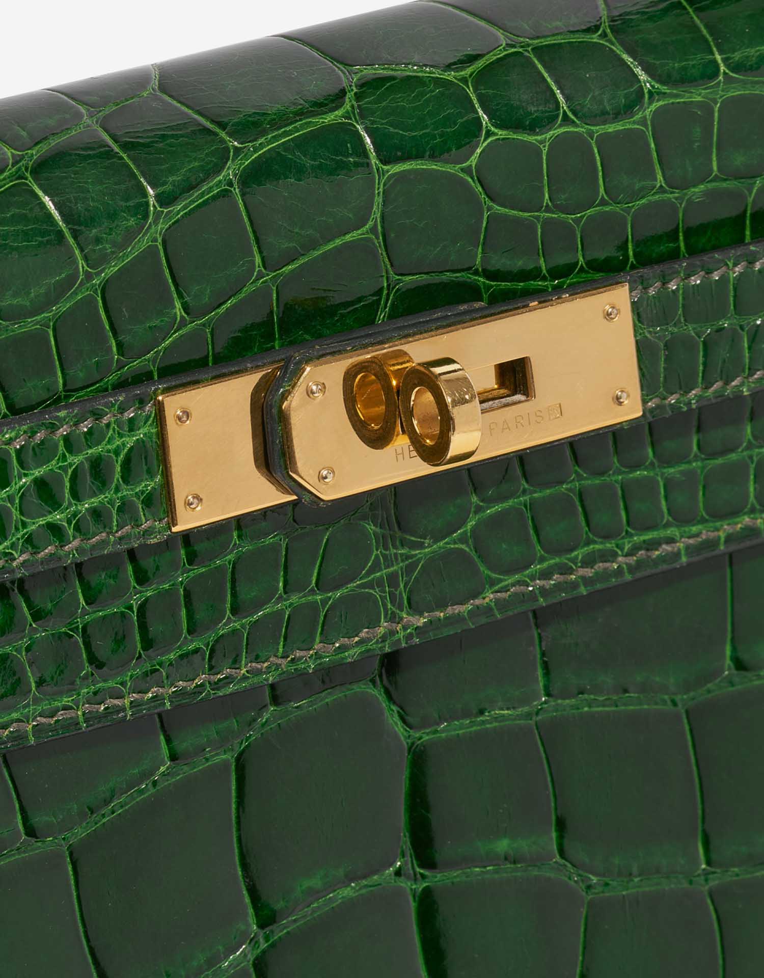 Pre-owned Hermès bag Kelly 28 Alligator Mississippiensis Vert Emeralde Green Closing System | Sell your designer bag on Saclab.com