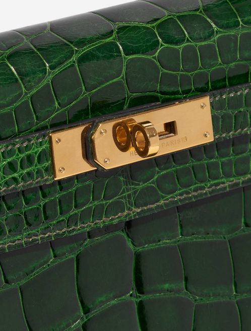 Pre-owned Hermès bag Kelly 28 Alligator Mississippiensis Vert Emeralde Dark Green, Green Closing System | Sell your designer bag on Saclab.com