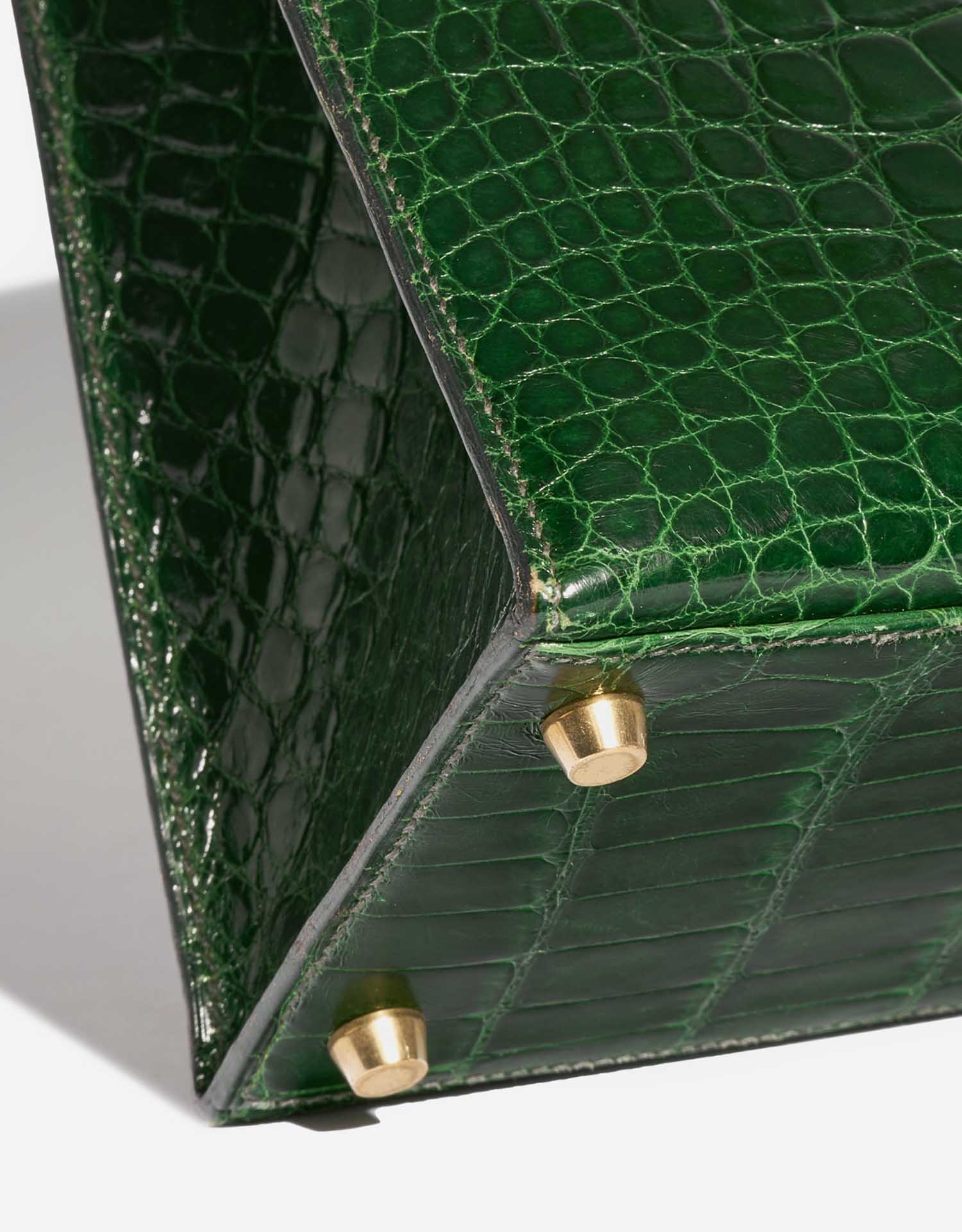 Pre-owned Hermès bag Kelly 28 Alligator Mississippiensis Vert Emeralde Green Detail | Sell your designer bag on Saclab.com