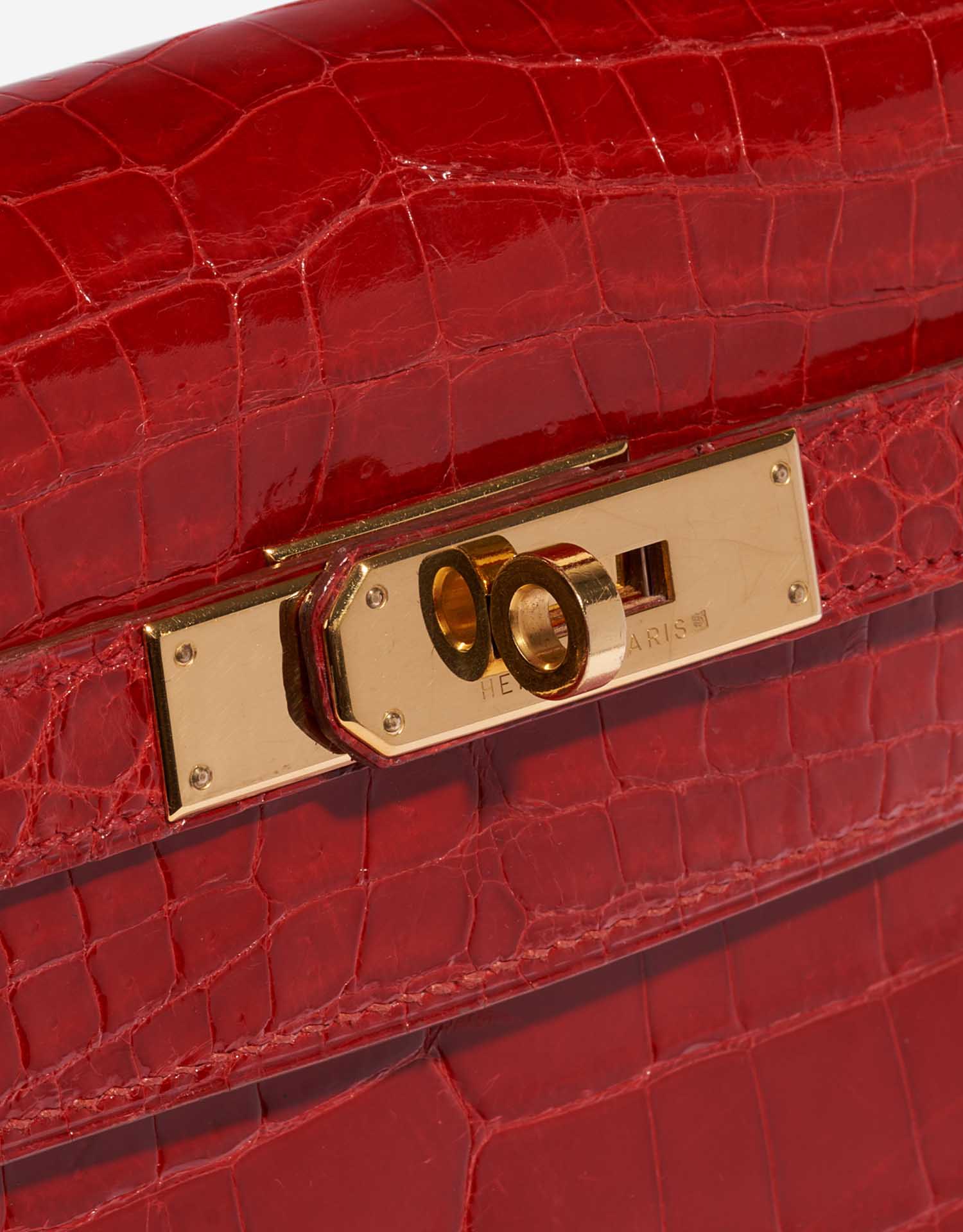 Pre-owned Hermès bag Kelly 32 Niloticus Crocodile Braise Red Closing System | Sell your designer bag on Saclab.com