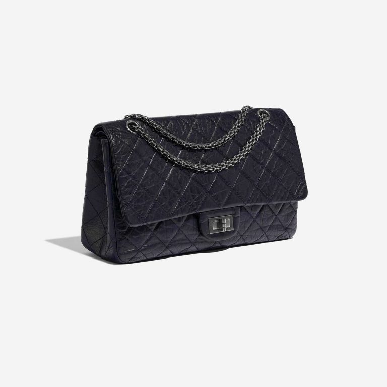 Sac Chanel d'occasion 2.55 Reissue 227 Cuir de veau vieilli Bleu foncé Côté bleu devant Vendez votre sac de créateur sur Saclab.com