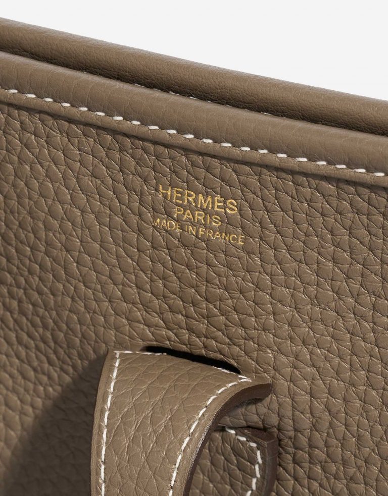 Gebrauchte Hermès Tasche Evelyne 29 Taurillon Clemence Etoupe Beige Logo | Verkaufen Sie Ihre Designer-Tasche auf Saclab.com