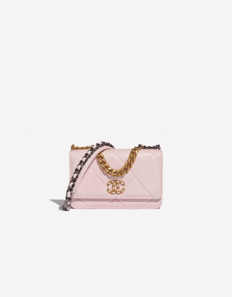 Pre-owned Chanel Tasche 19 WOC Lammleder Light Rose Rose Front | Verkaufen Sie Ihre Designer-Tasche auf Saclab.com