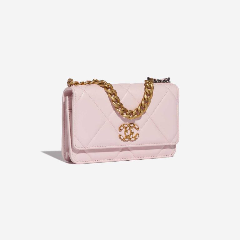 Sac Chanel d'occasion 19 WOC Agneau Rose Léger Rose Côté Face | Vendez votre sac de créateur sur Saclab.com