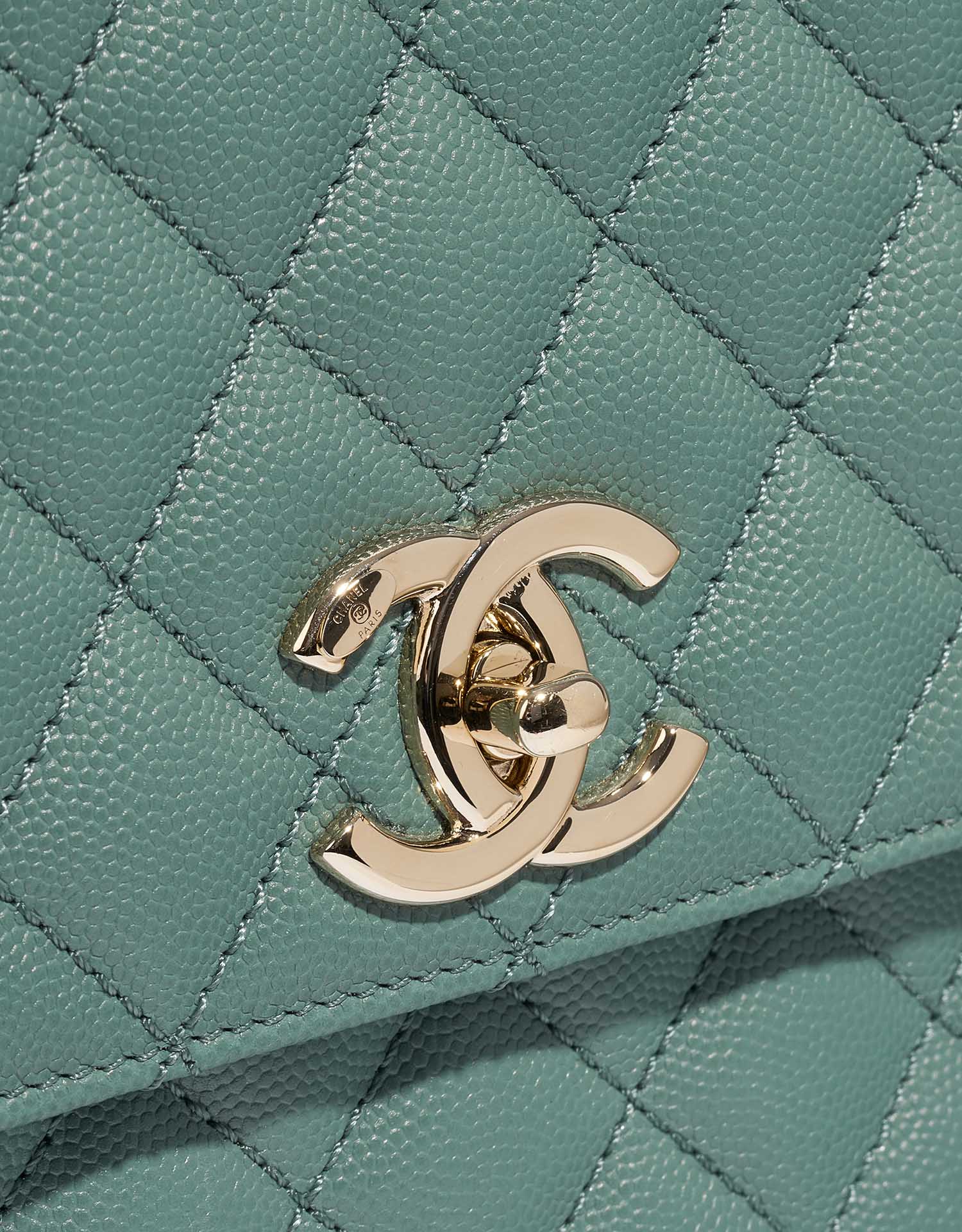 Pre-owned Chanel bag Timeless Handle Medium Caviar Mint Green Green Closing System | Sell your designer bag on Saclab.com